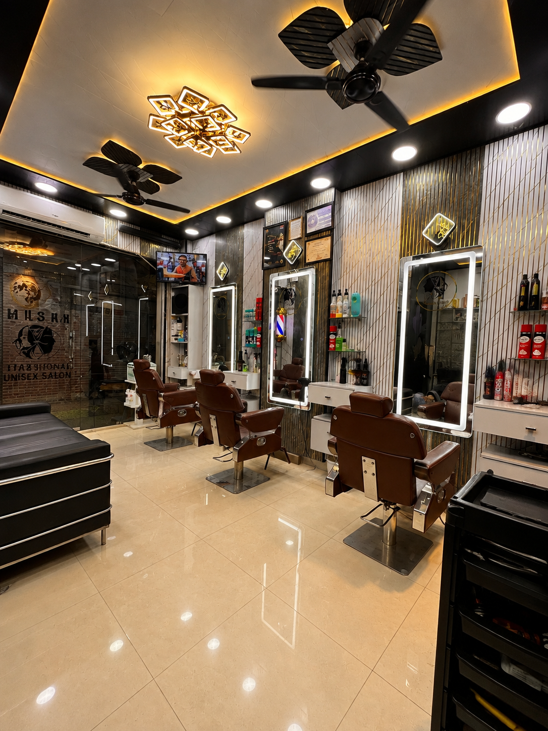 The main salon floor at Hashmi